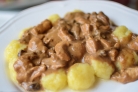 Курица в соусе из лисичек