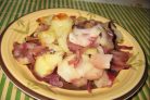 Картофель, запеченный с яблоками и красным луком