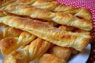 Палочки из слоеного теста с сыром
