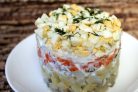 Слоеный салат с солеными огурцами