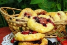 Плюшки творожные с ягодами