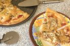 Пицца с капустой, яблоками и помидорами
