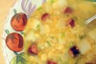 Гороховый суп с охотничьими колбасками и зеленью