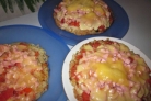 Картофельная пицца с колбасой на сковороде