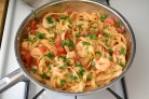Паста с креветками, базиликом и помидорами