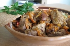 Мясо, тушенное с луком и морковью