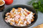 Салат с ветчиной, сухариками и помидорами