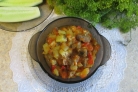 Тушеная говядина с баклажанами и кабачками