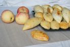 Творожные пирожки с яблоками и изюмом