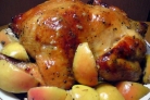 Курица, фаршированная яблоками, в духовке