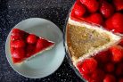 Сметанный торт с клубникой