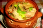 Курица в горшочке со сметаной