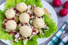 Салат с сырными шариками