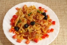 Салат с пастой, горошком и салями