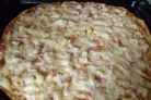 Пицца с ветчиной и ананасами