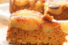 Шарлотка с яблоками и медовым бисквитом