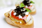 Кростини с сыром фета и курицей