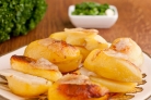 Картофель, запеченный в духовке в фольге с салом