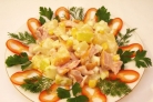 Салат с ананасами и копченой курицей