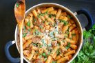 Макароны с сосисками и грибами в томатном соусе