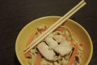 Яичная лапша с курицей и овощами