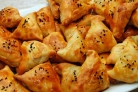 Самса из слоеного теста с мясом