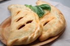 Закрытая пицца с овощами