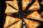 Закрытые бутерброды с сыром и колбасой