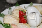 Паровые творожные вареники с клубникой