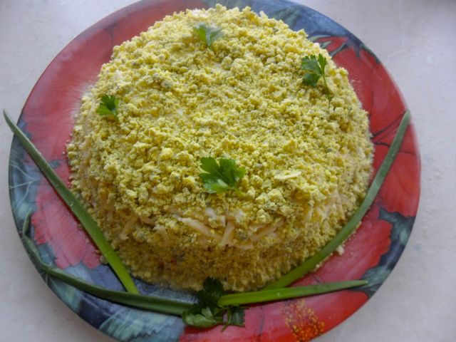 картофельно-рыбный салат с яйцами