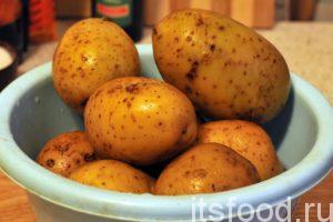Приступим к приготовлению жареной картошки с салом: Промоем картофель. 