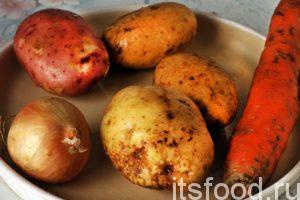 Займемся овощами. Промоем и почистим необходимое количество картофеля. Его по объему должно быть примерно, вдвое больше, чем мяса. Промоем и почистим морковь и лук. 