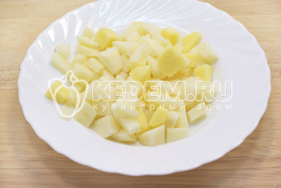 Убрать луковицу из бульона, бульон процедить. Картофель очистить и нарезать кубиками.Суп с рёбрышками. Фото приготовления вкусного супа с рёбрышками