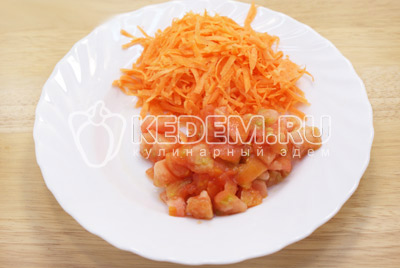 Сложить  картофель в кастрюлю к ребрышках и варить 3-5 минут. Морковь очистить и натереть на терке, помидор очистить от кожицы и нарезать кубиками.Суп с рёбрышками. Фото приготовления вкусного супа с рёбрышками