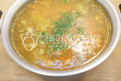 Сложить в кастрюлю помидор и морковь, варить еще 3-5 минут. В конце варки добавить в суп мелко нашинкованную зелень укропа и соль. Перемешать и закрыть крышкой.Суп с рёбрышками. Фото приготовления вкусного супа с рёбрышками