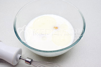 Яйца взбить в миске.  Добавить молоко, растительное масло и муку. Посолить по вкусу и завести тесто на блинчики
