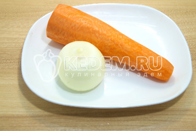Морковь и лук очистить.