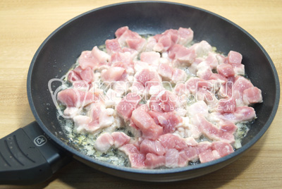 Нарезать мелко лук и кусочками мясо, обжарить на сковороде с растительным маслом, 2-3 минуты.