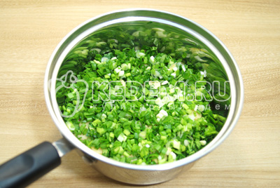 Выложить слой мелко нашинкованной зелени петрушки и зеленого лука.