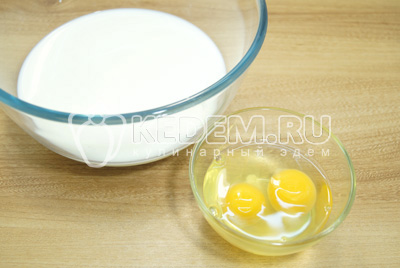 В миске смешать молоко и яйца.