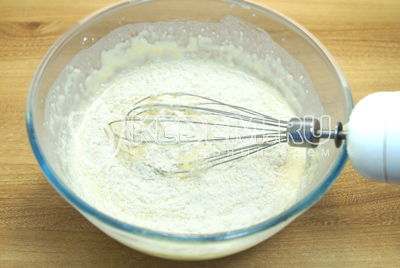 Добавить 170 г муки и 1/4 ч. ложки соли, хорошо взбить тесто венчиком.