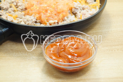 Добавить в сковороду измельченный томаты и томатную пасту.