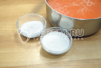 В томатный сок добавить на 3 литра по 2 ст. ложки соли и сахара.