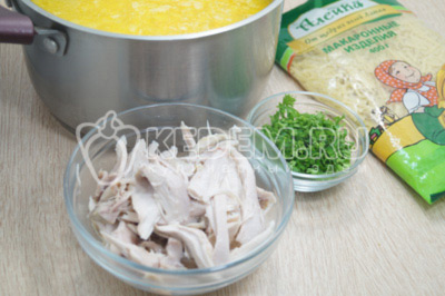 Курицу разобрать на мелкие кусочки мяса, удалить кости и кожу. Добавить мясо и мелко нашинкованную зелень петрушки в куриный суп с лапшой.