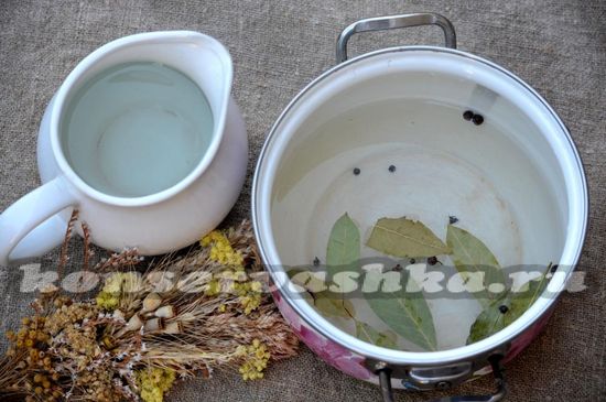 Воду смешивают с солью и сахаром, добавляют душистый горошек и лавровые листья