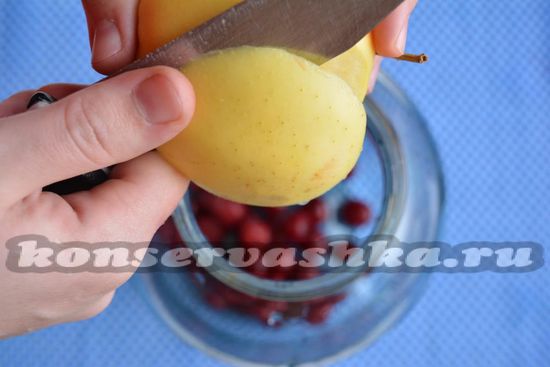 выложите нарезанные яблоки