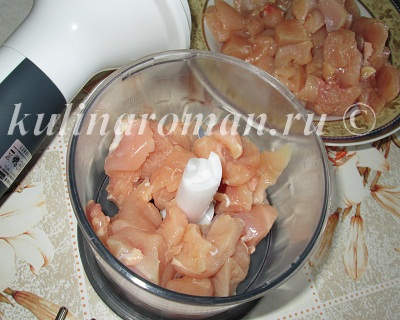 измельчаем куриное филе измельчаем куриное филе