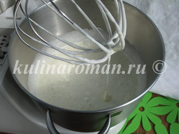 взбиваем яйца с сахаром взбиваем яйца с сахаром