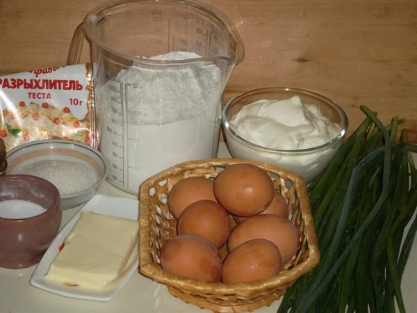 Продукты для приготовления заливного пирога с луком и яйцом