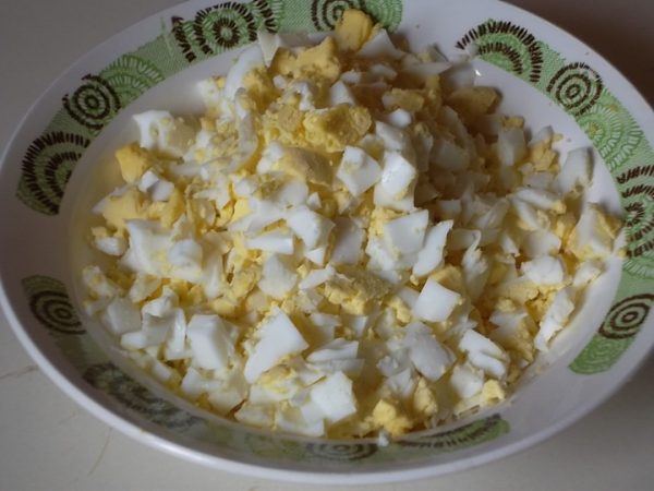 Рубленые отварные яйца в тарелке
